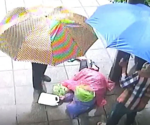 Người đàn ông đội mũ cối lên tiếng về clip kéo lê rồi bỏ mặc người say rượu giữa trời mưa
