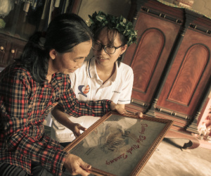 Người mẹ nghèo cầm giải thưởng lớn của con gái lần đầu làm 'cameo' chụp ảnh kỷ yếu, xem album thành quả ai cũng rưng rưng