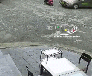 Video: Khoảnh khắc 2 nữ sinh bị xe taxi chèn qua người sau va chạm