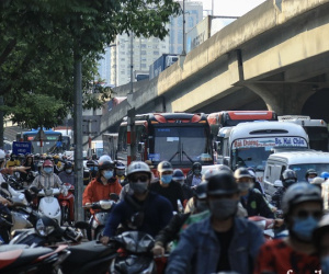 Ảnh: Người dân ùn ùn đổ về quê nghỉ lễ 30/4, khu vực cửa ngõ Hà Nội ùn tắc kinh hoàng