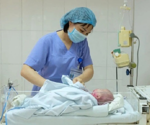Bé 7 ngày tuổi bị uốn ván rốn gây co giật do người bố sử dụng dao thái đồ ăn của gia đình cắt rốn