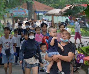 Hà Nội: Hàng nghìn người đổ về công viên Thủ Lệ vui chơi 30/4 dưới cái nắng chói chang, nhiều cha mẹ 'quên' đeo khẩu trang cho con