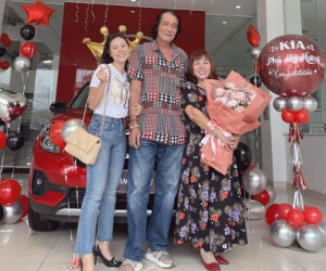 Nam Thư mạnh tay mua xế hộp sang trọng tặng bố mẹ nhân dịp sinh nhật