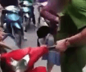 Clip: Người phụ nữ cắn công an vì bị dừng xe khi đi chơi 30/4 không đội mũ bảo hiểm