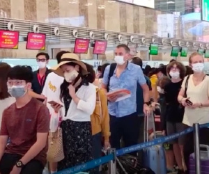 Clip: Người dân đổ xô đi du lịch, sân bay Nội Bài đông nghẹt người