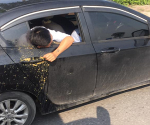 Thanh niên thò đầu ra ngoài cửa xe, cảnh tượng sau đó khiến cả con phố thất kinh
