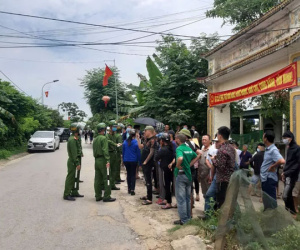 Video ảnh: Hàng trăm cảnh sát bao vây căn nhà nghi phạm bắn chết 2 người cố thủ