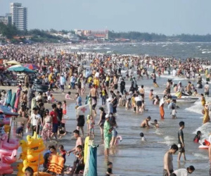 Bãi biển chật cứng người, Bà Rịa - Vũng Tàu hỏa tốc dừng nhiều dịch vụ