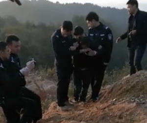 Thấy bố lau nhà với dáng vẻ kỳ lạ, 7 tháng sau sự thật kinh hoàng bại lộ, con gái chính tay ký giấy yêu cầu tòa tử hình bố