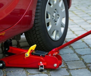 Cách thay lốp khi lái xe đường dài