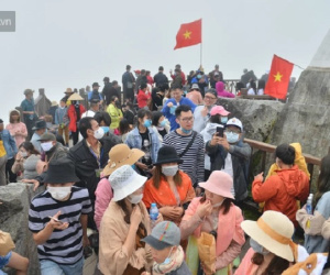 Ảnh: Dòng người ùn ùn lên đỉnh Fansipan, nhiều du khách 'quên' đeo khẩu trang khi check-in dịp nghỉ lễ