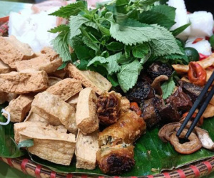 Đi ăn bún đậu, vợ than với chủ quán miếng nem rán hỏng ai ngờ bị chồng chửi sấp mặt