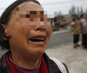 Con gái lấy chồng xa 2 năm chỉ gửi về hũ cải chua, mẹ chần chừ mãi không dám ăn để rồi khi mở ra thì khóc ngất vì hối hận