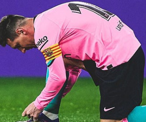 Đôi giày Messi dùng phá kỷ lục của Pele bán được gần 4 tỷ đồng