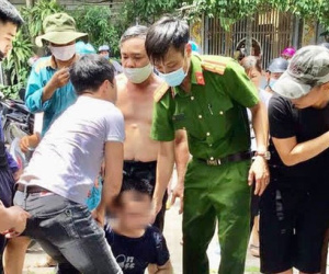 2 chiến sĩ công an cùng 2 người dân lao xuống sông cứu nam sinh tự tử