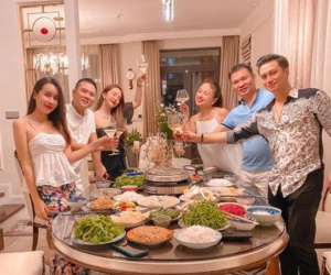 Quỳnh Nga đăng ảnh hội ngộ nhóm bạn thân tại nhà Vân Hugo, cao hứng tiết lộ luôn tên của chồng bạn