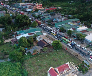 Flycam: Sợ kẹt xe từ sáng đến chiều, du khách ùn ùn rời Đà Lạt sớm, đèo Bảo Lộc lại tắc cứng không lối thoát