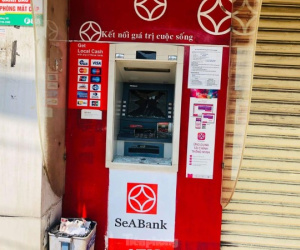 Người đàn ông nghi 'ngáo đá' đập phá hàng loạt trụ ATM ở Bình Dương
