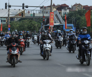 Kết thúc kỳ nghỉ lễ 30/4: Hàng nghìn phương tiện nối đuôi nhau, trẻ em ngủ gục trên xe máy theo cha mẹ quay trở lại Hà Nội