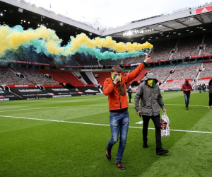 Nóng: CĐV tràn vào sân Old Trafford đốt bom khói, trận MU vs Liverpool bị hoãn vô thời hạn