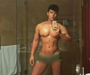 Nathan Lee gây tranh cãi dữ dội khi đăng ảnh khoe body nhưng chỉ mặc độc quần lót để lộ phần nhạy cảm