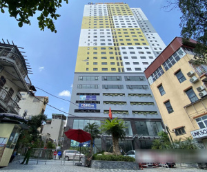 Hà Nội phong tỏa chung cư có nữ nhân viên quán bar ở Vĩnh Phúc dương tính SARS-CoV-2 sau khi tiếp xúc chuyên gia Trung Quốc