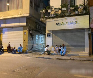 Hà Nội phong tỏa con ngõ trên phố Bùi Thị Xuân sau ca dương tính SARS-CoV-2 mới nhất, người dân mặc áo mưa kín mít ra nhận đồ tiếp tế