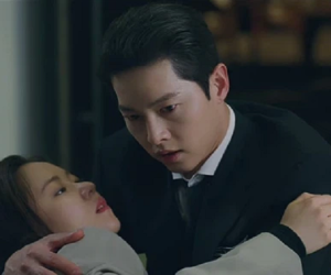 Song Joong Ki được 'người yêu' đỡ cho phát súng, fan la ó vì quá giống cảnh Son Ye Jin đỡ đạn thay Hyun Bin trong Hạ cánh nơi anh