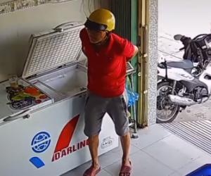 Vì một phút nảy sinh lòng tham, người đàn ông phải nếm trải giây phút xấu hổ khi lôi túi đồ từ trong quần ra