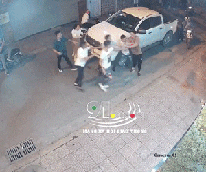 Nam thanh niên và bạn gái bị nhóm người quây đánh hội đồng dã man chỉ vì bấm còi xin đường, hành động đánh luôn người can ngăn càng gây phẫn nộ