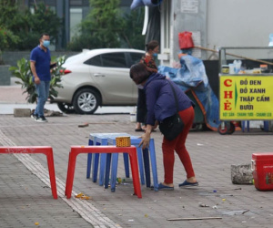 Hà Nội: Người dân tất bật đóng cửa, dọn dẹp hàng trà đá, quán ăn ven đường để phòng chống dịch Covid-19