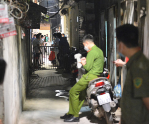 Hà Nội: Phong toả con ngõ, phun khử khuẩn nơi ở của ca dương tính SARS-CoV-2 tại Bắc Từ Liêm ngay trong đêm