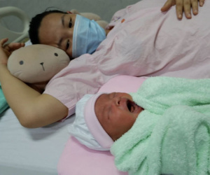 Cứu sản phụ 33 tuổi sa dây rốn, dọa vỡ tử cung, vào viện đã lòi 2 bàn chân thai nhi ra ngoài