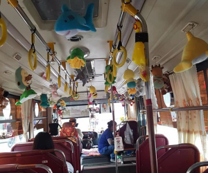 Dân mạng phát cuồng với chuyến xe buýt treo đầy thú bông vì lý do bác tài đam mê gắp thú
