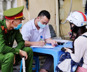 Hà Nội mạnh tay xử lý, chỉ riêng một quận người dân đã bị phạt hơn 300 triệu vì không đeo khẩu trang