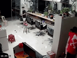 Cặp đôi lén ôm nhau làm tủ mỹ phẩm đổ sập - camera ghi lại khoảnh khắc 'ngượng chín mặt'