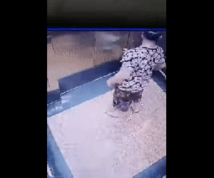 Kinh hãi clip cháu bé bị kẹt cứng bàn tay vào cửa thang máy khi đang mở, người lớn xúm vào giải cứu nhưng bất lực