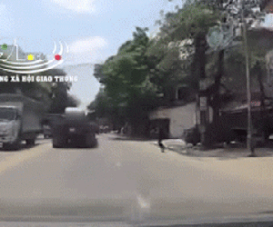 Clip: Cô bé bất ngờ lăn vào gầm xe tự sát, phản ứng nhanh nhạy của tài xế khiến nhiều người khen ngợi
