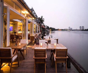 Bị tố gây khó dễ và phân biệt đối xử với khách Việt, nhà hàng ven sông nổi tiếng Sài Gòn nói gì?