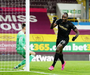 Ngược dòng chóng vánh, West Ham kiên trì bám đuổi Chelsea