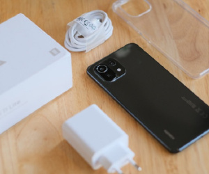 Trên tay Xiaomi Mi 11 Lite: Smartphone mỏng nhẹ và đáng mua nhất phân khúc dưới 7 triệu đồng