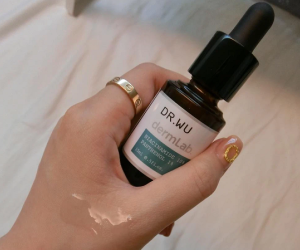 Da mất độ ẩm trong mùa hè: Bác sĩ điểm mặt từng lọ sữa rửa mặt và serum cấp ẩm giúp 'cứu nguy' kịp thời