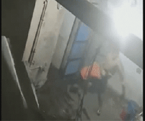Phẫn nộ clip người đàn ông đánh con trai nát tay, bắt đi bán vé số