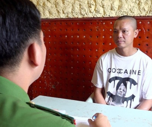 Đuổi chém con không được, quay sang rạch mặt người mẹ