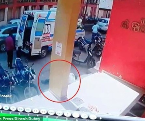 Sốc: Nhân viên y tế Ấn Độ đột quỵ tử vong vì làm việc quá sức, chết ngay cạnh xe cứu thương