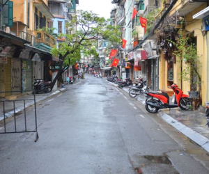 Hà Nội: Cận cảnh phong tỏa, phun khử khuẩn 1 đoạn con phố Đinh Liệt cùng rất nhiều điểm đến của ca dương tính SARS-CoV-2
