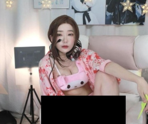 Chứng minh rằng mình không mặc quần trên sóng, nữ streamer xinh đẹp nhận án "bay kênh" đầy bẽ bàng