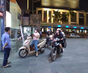 Rạp chiếu phim ở Hà Nội đồng loạt đóng cửa phòng dịch, nhiều khách cố mua suất chiếu cuối nhưng đành ngậm ngùi 'quay xe'