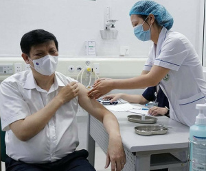 Bộ trưởng Bộ Y tế Nguyễn Thanh Long tiêm vaccine Covid-19