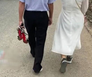Chồng nhường vợ đi giày của mình cho đỡ đau chân, cộng đồng mạng tranh cãi: 'Là yêu thương hay là ích kỷ?'